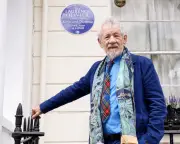 Laurence Olivier Honoured with Blue Plaque Unveiled by Ian McKellen