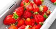 Make Strawberries Last Longer with Simple Vinegar Soak Before Fridge