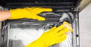 Oven Grease Disappears Overnight With One Natural Ingredient