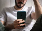 Phone Addict Beats 8-Hour Screen Time with 6pm Grayscale Setting