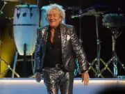 Rod Stewart Given Oxygen Onstage After Nearly Fainting During US Concert