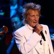 Rod Stewart Requires Oxygen Mid-Concert, Fans Urge Break