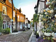 Rye: UK Seaside Town Dubbed 'New Cotswolds' with Cobbled Streets and Beach