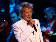 Sir Rod Stewart, 81, uses oxygen tank after nearly fainting on stage