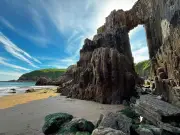 Skrinkle Haven: Wales' Secluded Beach Paradise Worth the Effort