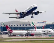 Thunderstorms Disrupt Gatwick and Heathrow, Hundreds of Flights Delayed or Cancelled