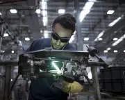 UK Economy Shrinks 0.1% in April as Iran War Hits Growth