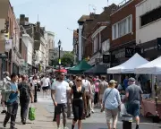 UK Household Disposable Incomes Fall 0.8% as Inflation and Taxes Bite