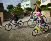 UK ministers target 60% of children walking or cycling to school by 2035
