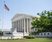 US Supreme Court Allows Trump to Block Asylum Seekers at Border