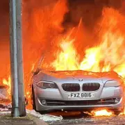 Violent riots in Belfast: homes and cars torched, police urge calm