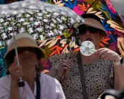 What to Wear in Extreme Heat: Expert Clothing Tips for Summer 2026