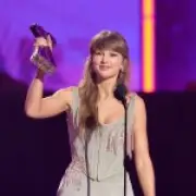 Why Booing Taylor Swift Screams Misogyny, Says Commentator