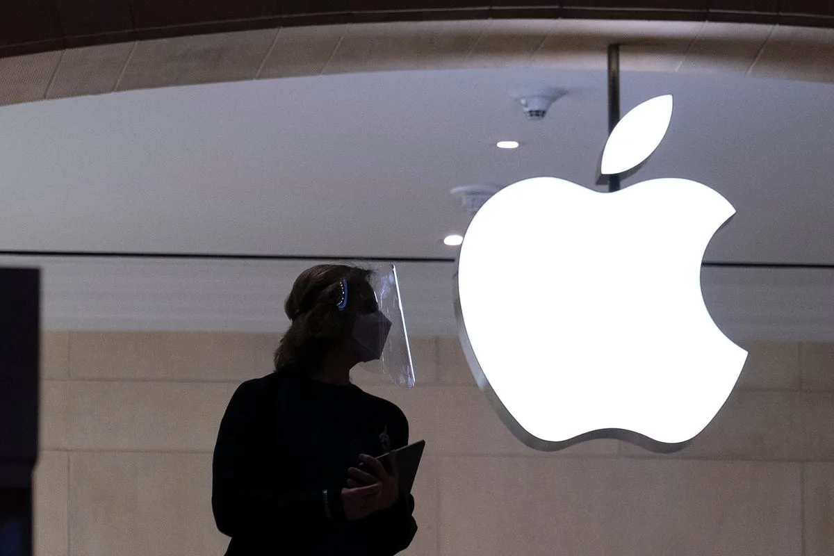 Apple Outperforms Despite Tariffs and AI Stumbles