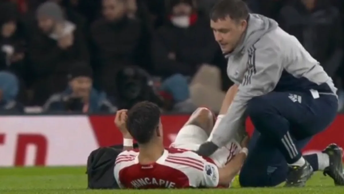 Arsenal Suffer Fresh Injury Blow as Hincapie Limps Off