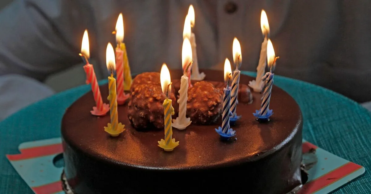 Man's 30-Year Birthday Cake Lie to His Mother Touches Hearts Online