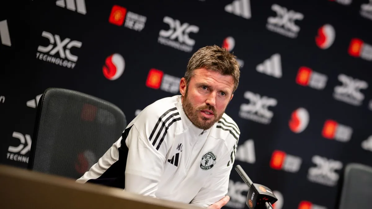 Carrick Unfazed by Scholes' Social Media Dig After Newcastle Defeat