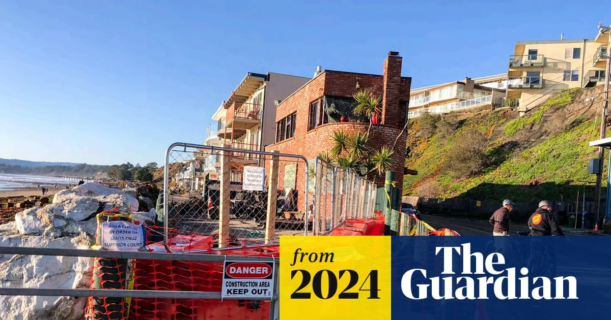 California Homeowners Erect Fence in Decades-Long Beach Access Dispute