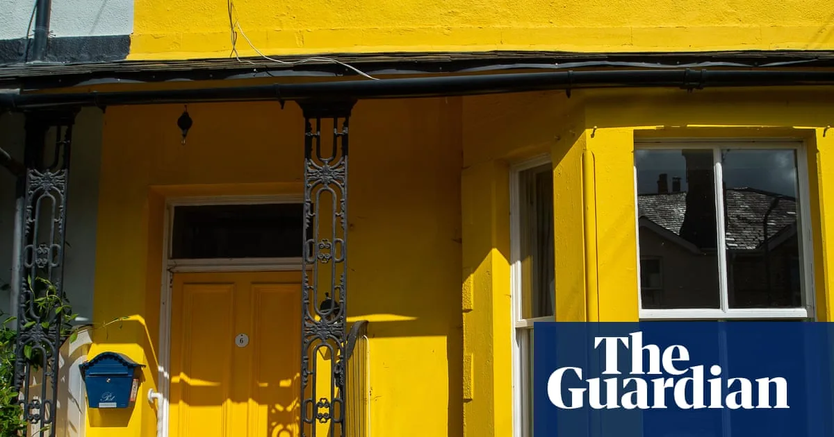 UK House Prices Fall for Third Month Amid Iran War and Tax Uncertainty