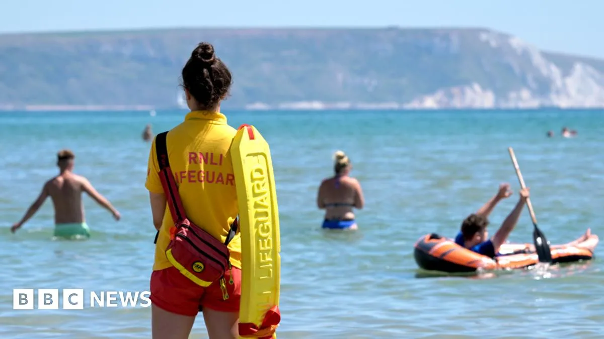 UK Heatwave Alert: Temperatures Reach 32C, Amber Warning in Place