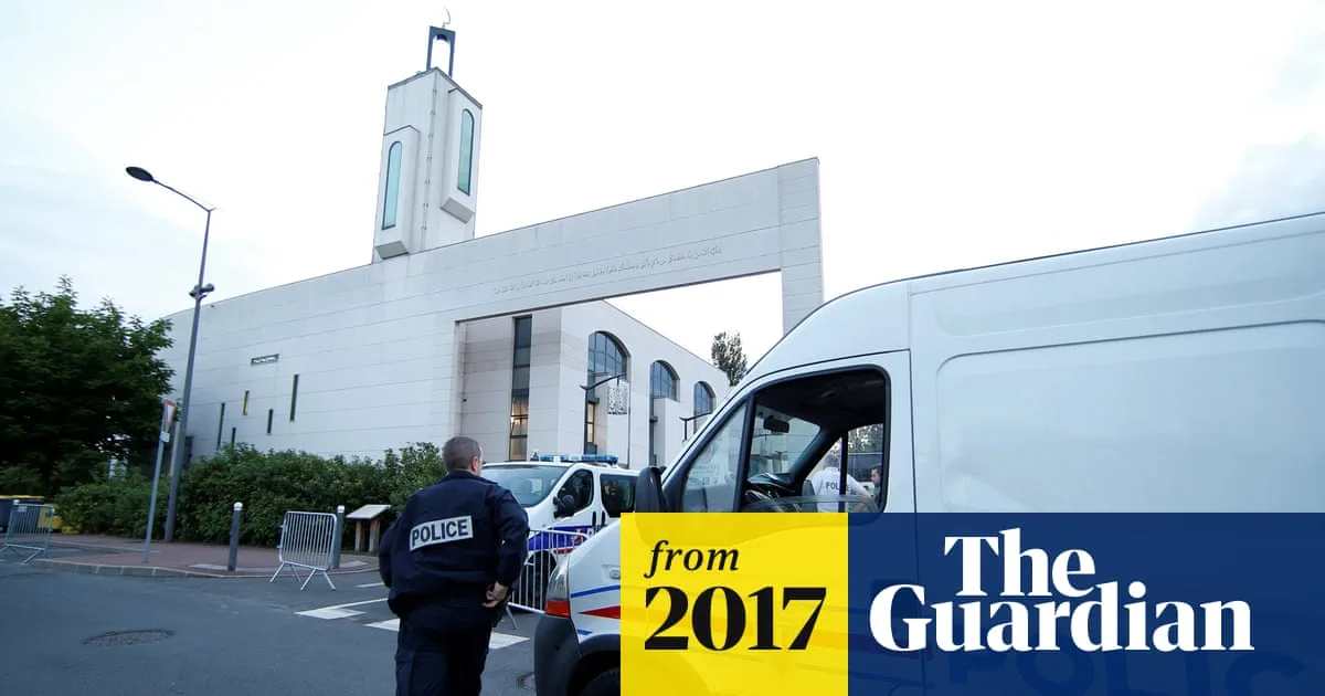 Frenchman Arrested After Attempt to Drive into Crowd Outside Mosque