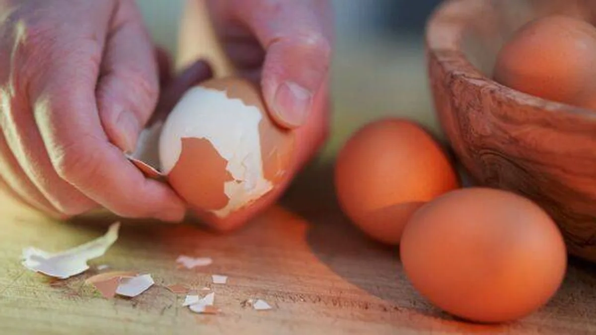 Egg Expert's Simple Method Makes Boiled Egg Shells 'Slide Off' in Seconds