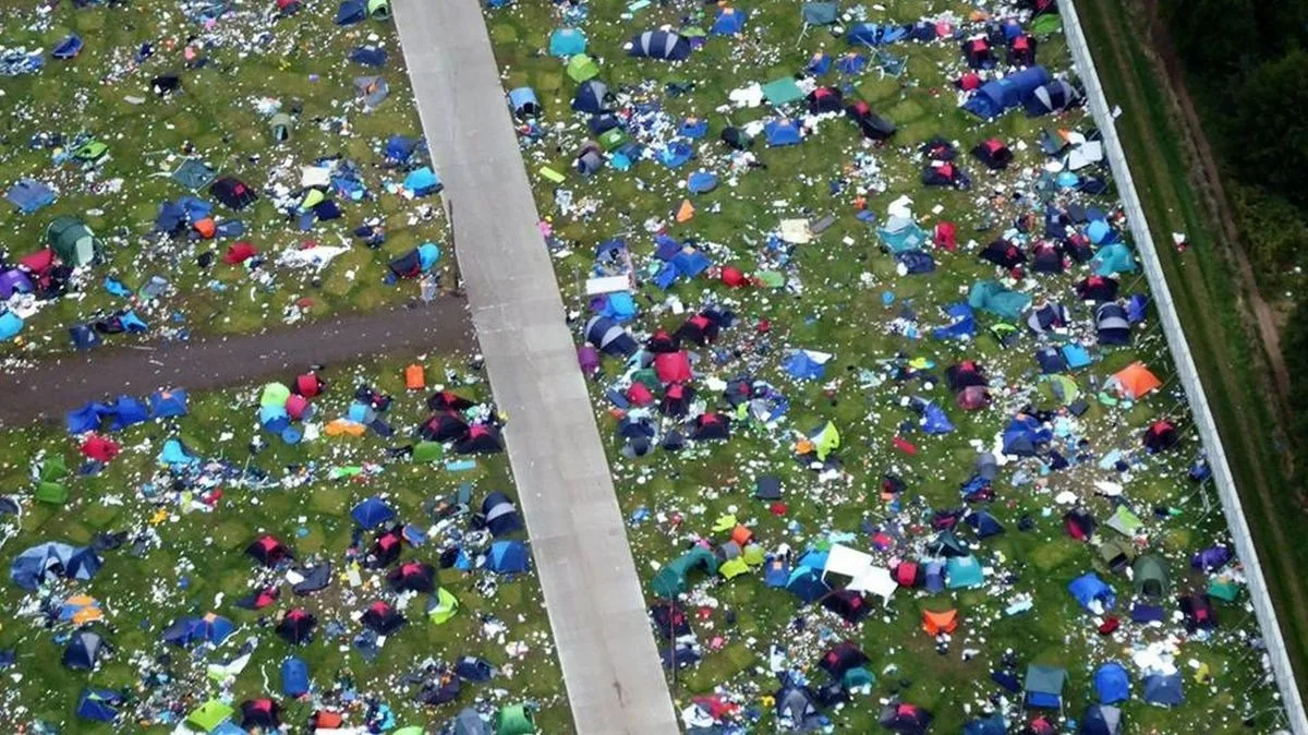 Giant Inflatable Penis Disrupts Reading Festival Headliner