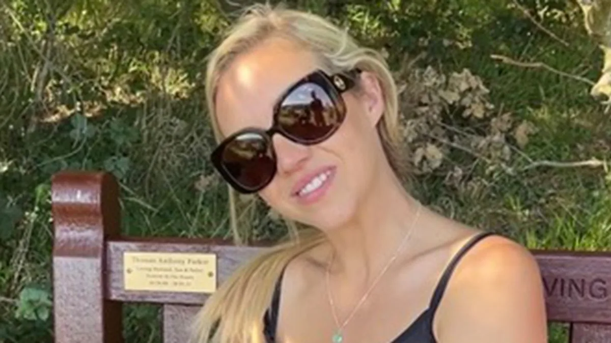 Kelsey Parker Unveils Memorial Plaque for Husband Tom