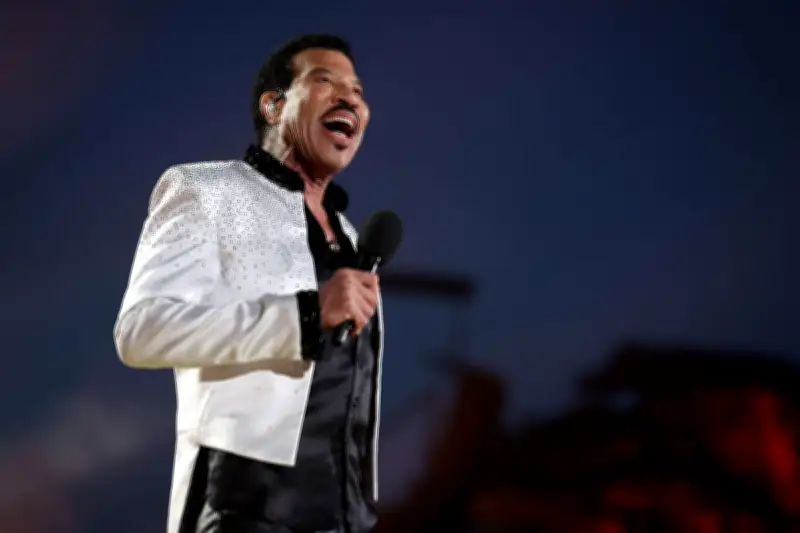 Lionel Richie Thanks Fans After Returning to Stage from Illness