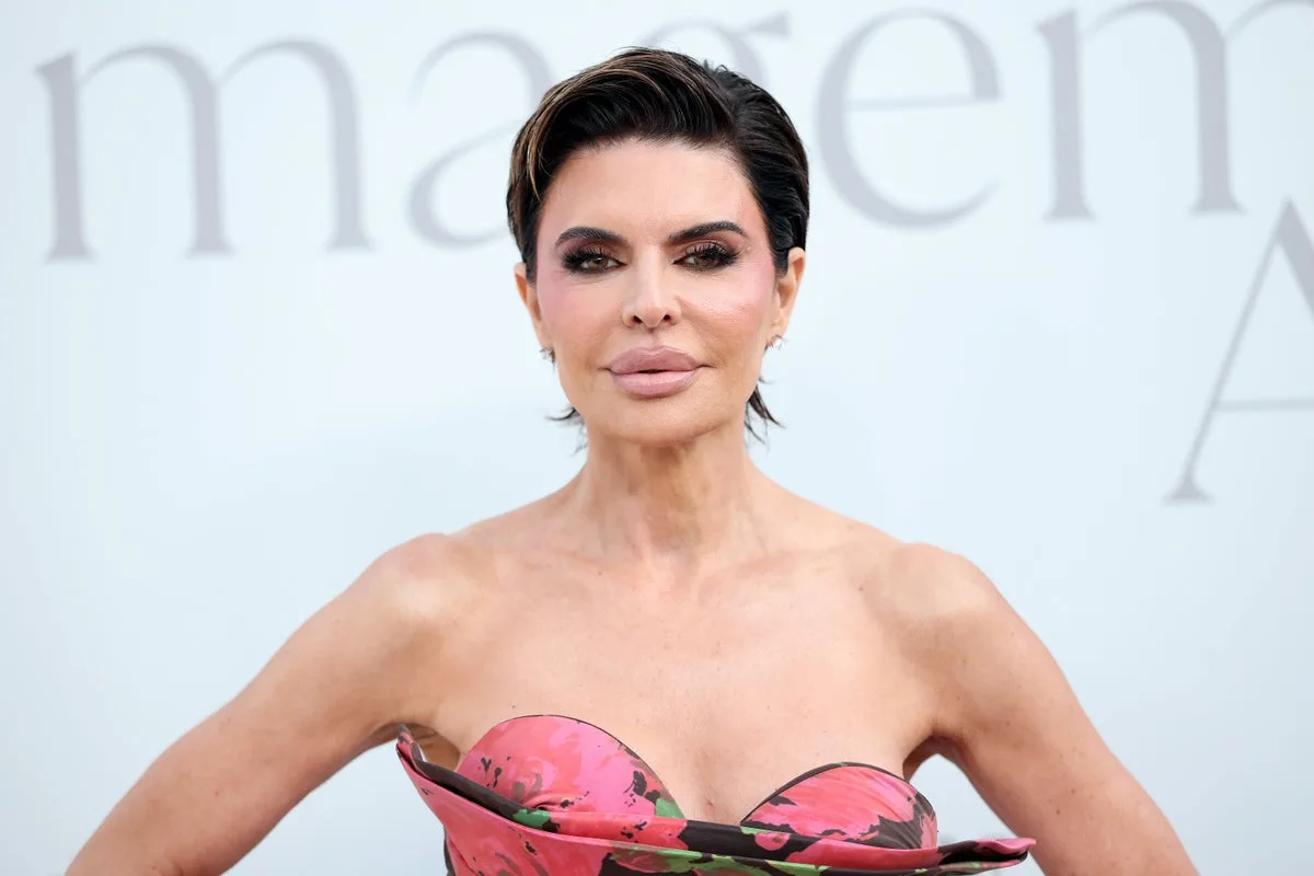 Lisa Rinna Names Robert Kelker-Kelly as 'Biggest Bully in Hollywood' in New Memoir