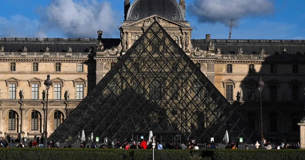 Louvre Museum Evacuated Over Bomb Threat Amid Heightened Terror Alert