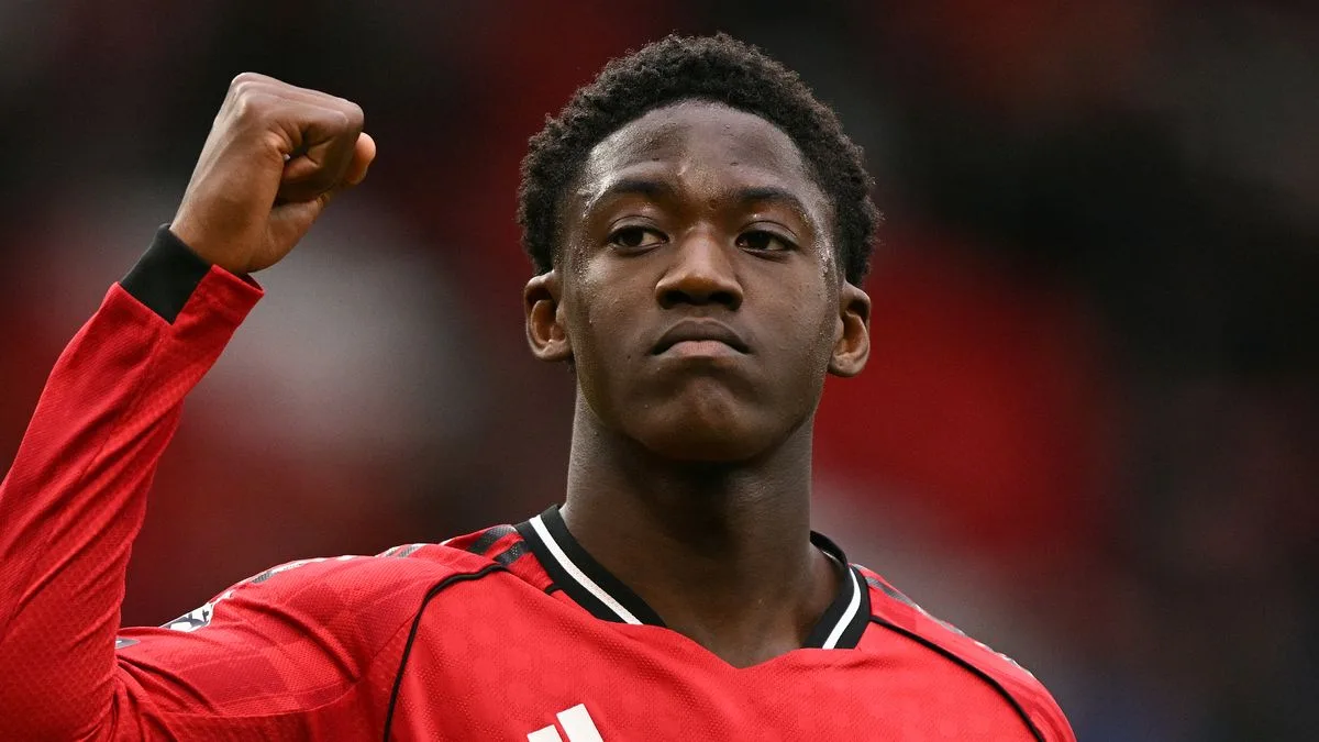 Mainoo Stays at Man Utd After Carrick First Team Recall