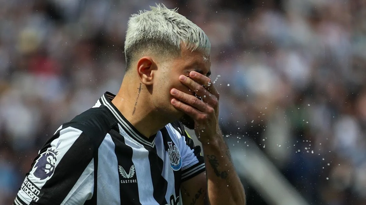 Man Utd's Guimaraes Move May Be Smokescreen For Wharton Deal