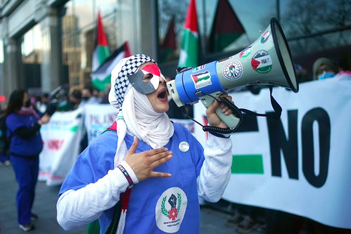 NHS staff should not wear pro-Palestine badges on uniforms, review recommends