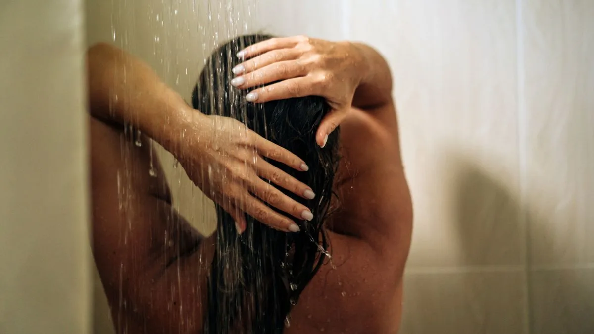 Doctor Warns Against Urinating in Shower Over Bladder Training Risks