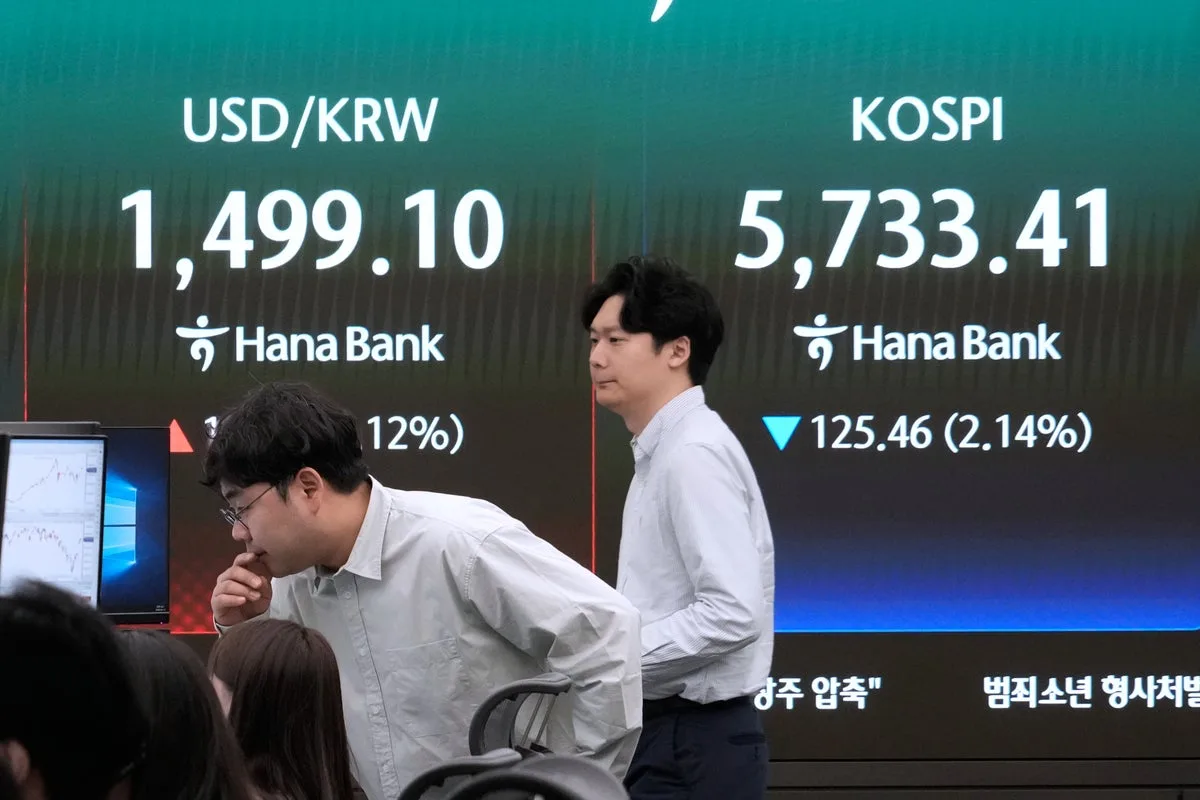 Oil Jumps and Asian Markets Slide as US Plans Hormuz Blockade