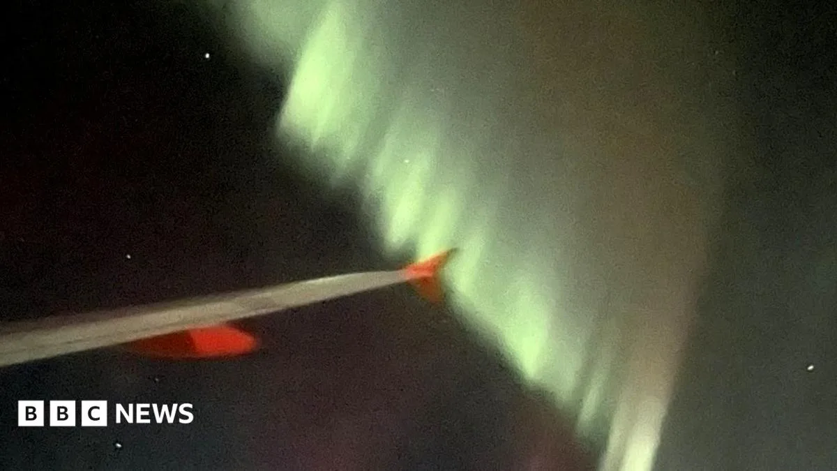 EasyJet pilot circles plane to give passengers northern lights view