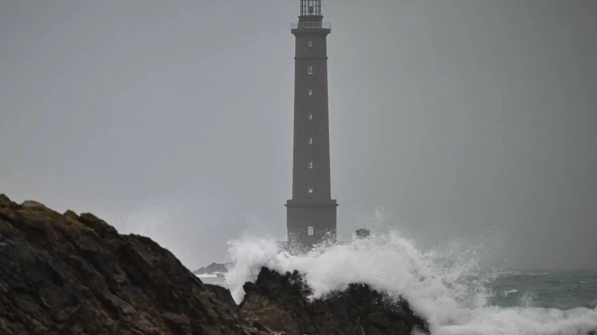 Red Warning As Storm Goretti Brings 100mph Winds To UK