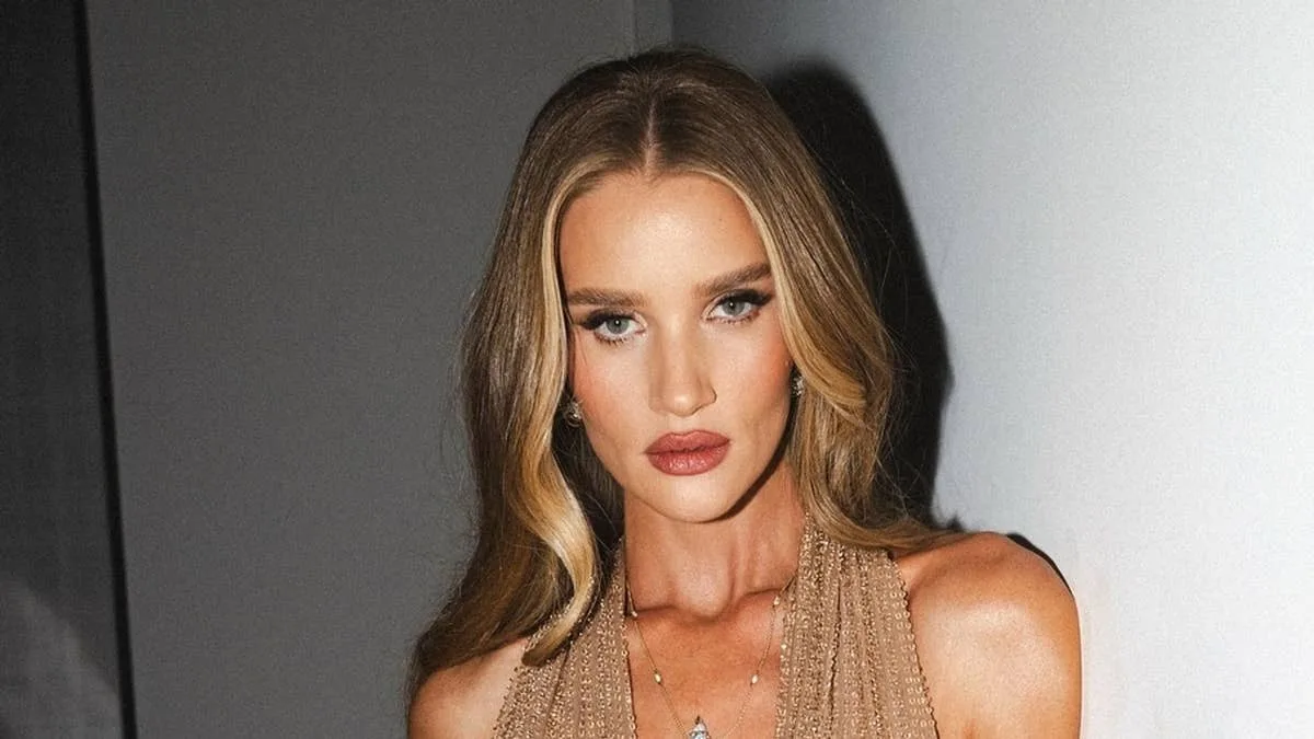 Rosie Huntington-Whiteley's Jaw-Dropping Fishnet Yoga Look