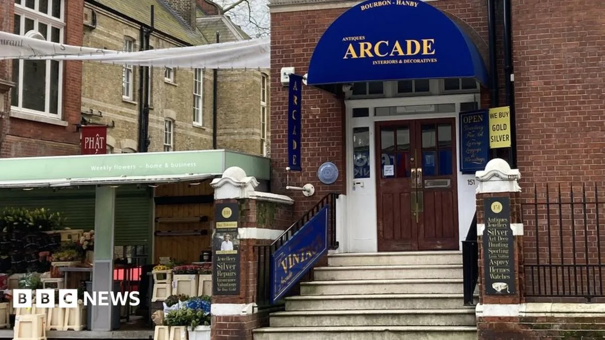 Hammer-Wielding Robbers Injure Three in Chelsea Jewellery Heist