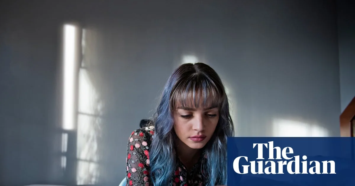 Moderate Social Media Use May Not Harm Teen Mental Health, Study Finds
