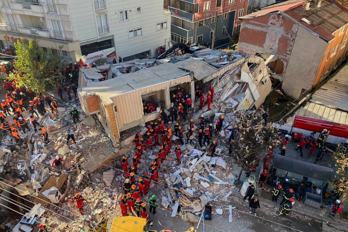 Turkey Building Collapse Kills Two, Three Trapped in Gebze