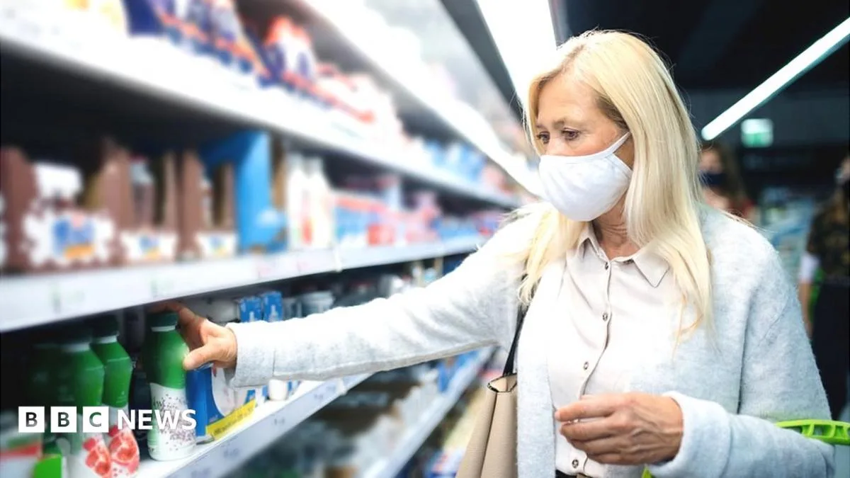 Face Masks Return in England as Omicron Cases Rise