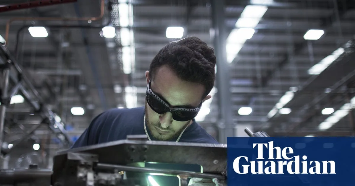 UK Economy Shrinks by 0.1% in April as Iran War Hits Growth