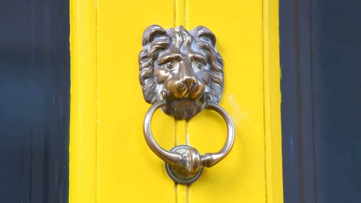 UK Family's Front Door Found in US Salvage Shop After 4,500-Mile Trip