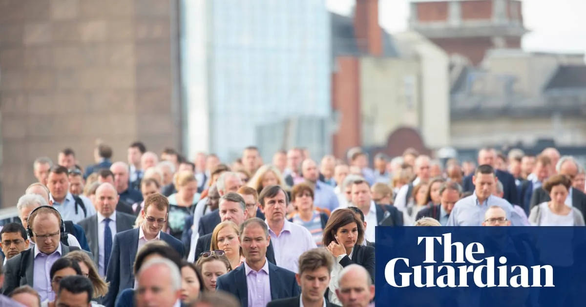 UK Wage Growth Hits Five-Year Low Amid Labour Market Pressure