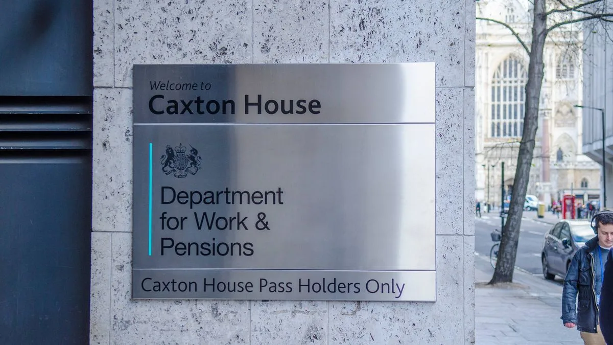 Universal Credit Warning: Claimants Face £4.35 Deductions for Savings Over £6,000