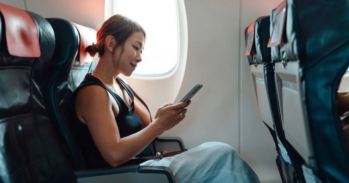 Flight Attendants Warn Against Picking Up Dropped Phone on Plane