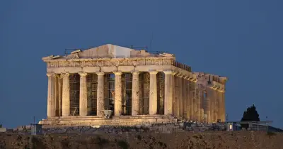 £800 Mistake Forces Tourists to Walk Barefoot in Greece Landmarks