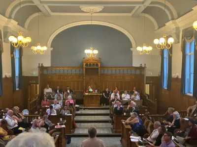 Council Boss Calls Aviaries 'Inhumane' as Botanic Garden Closure Defended